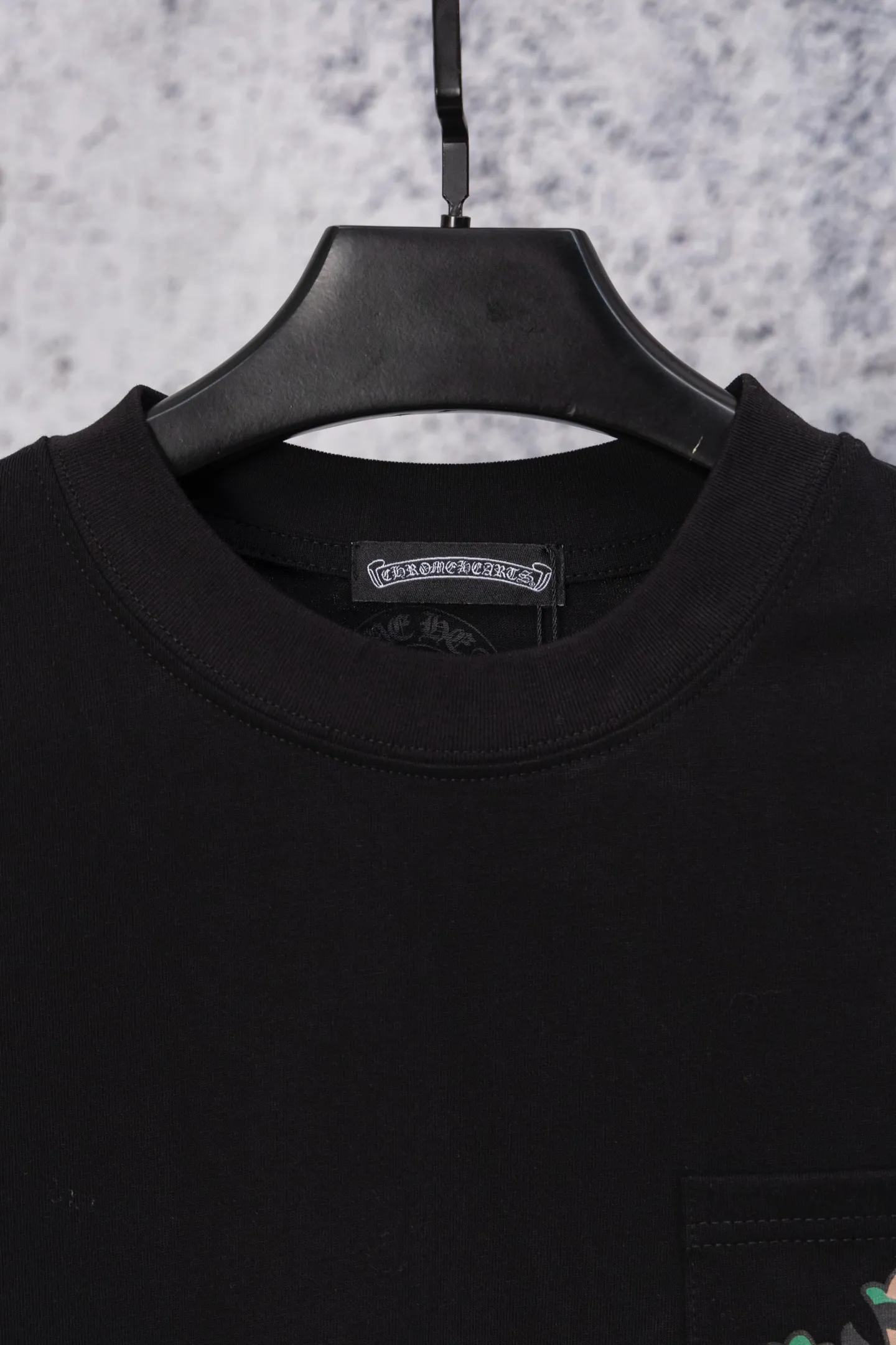 P190 Chrome Hearts CH Chrome Hearts Arm Camouflage Letters Large Logo Pocket Long Sleeve T-shirt Made of 300 grams of pure cotton fabric Threads are encrypted in the same color as the cylinder. The color is the same. Buy with confidence. The workmanship details are to the extreme, different from ordinary products in the market. White ink direct-jet printing high-temperature technology. Large factory flow workmanship. Double-line hemming production. Machine washable. High temperature resistance. Imported pigments will not fall off. Color: black white. Size: S—